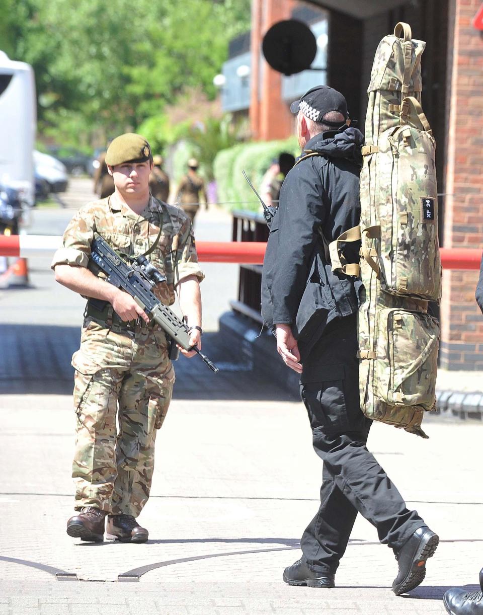 Lính bắn tỉa, cảnh sát vũ trang bảo vệ chặt đám cưới Hoàng gia Anh